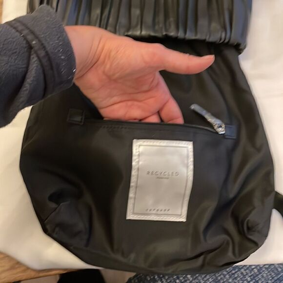 TOPSHOP ELEGANT VEGAN HANDBAG WITH BOLD GOLD DETAIL THAT SWINGS ACROSS B… - Picture 6 of 10